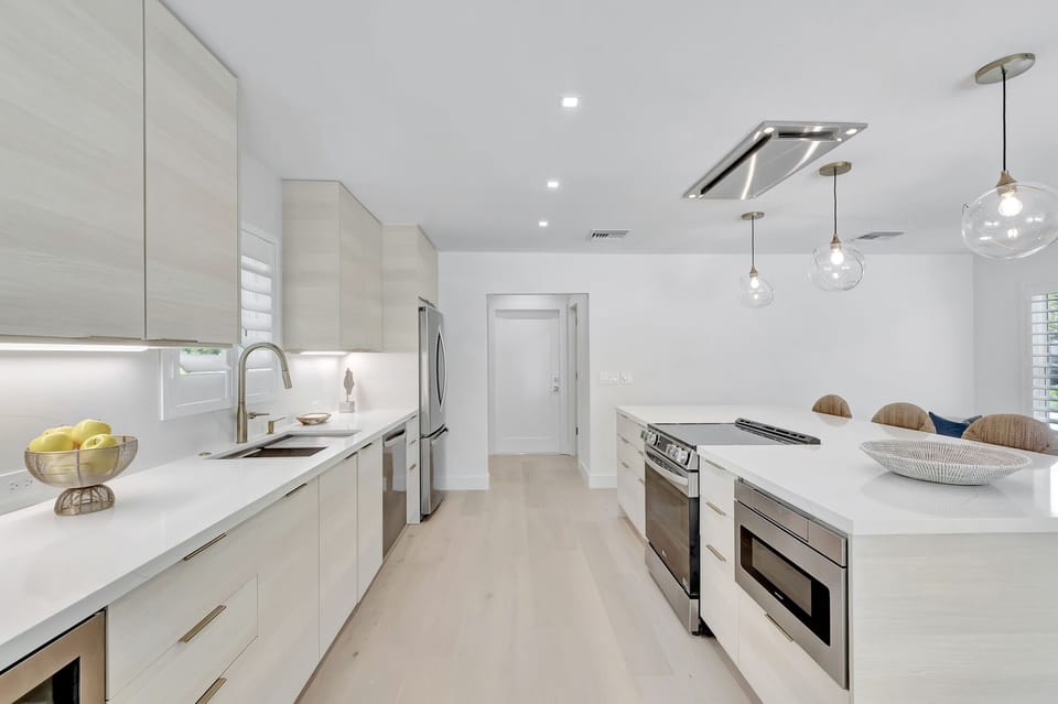 MODERN AND CLEAN WITH ALL NEW APPLIANCES