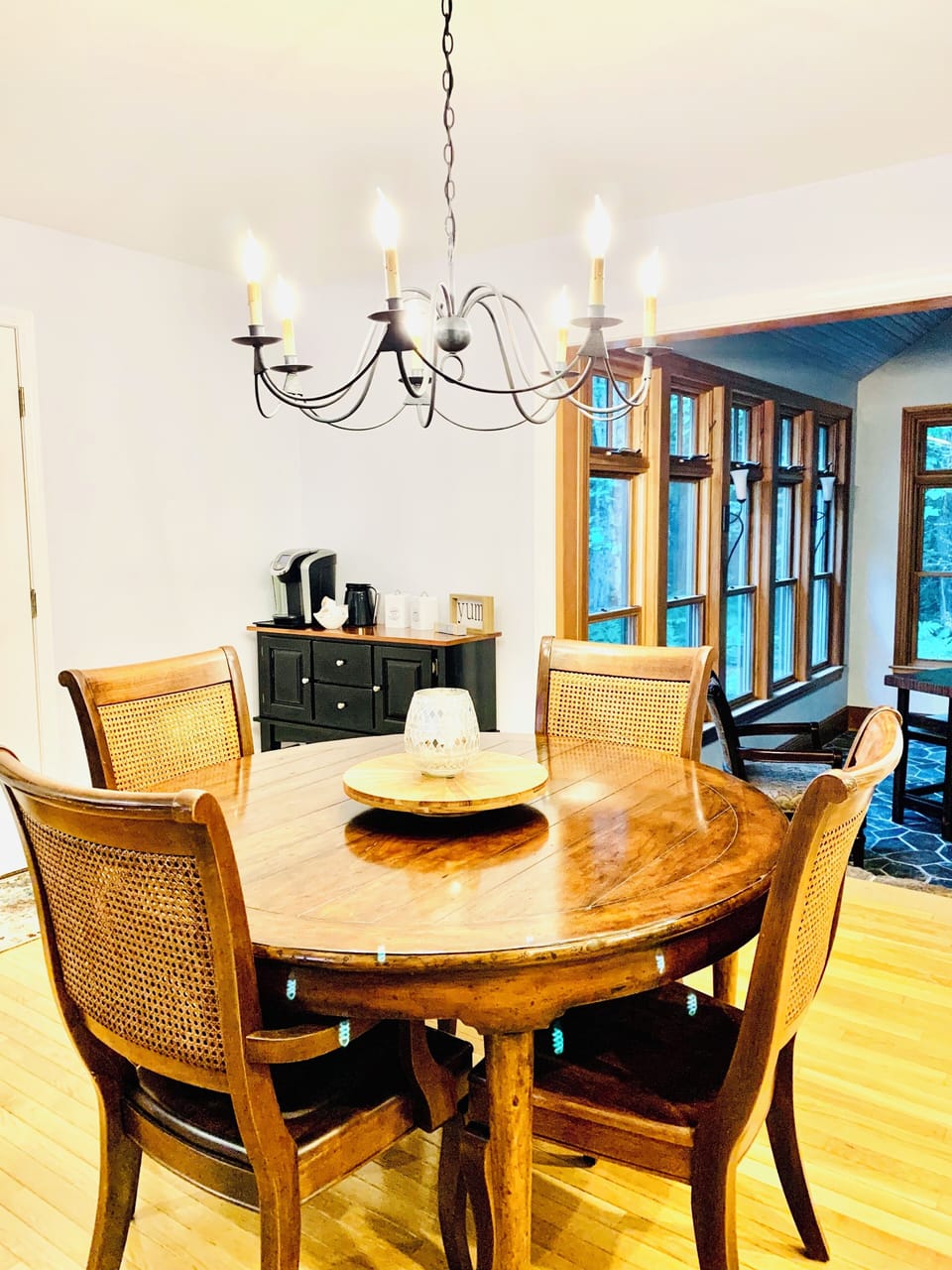 Comfortable and expandable dining set, two leaves to extend seating for up to 8