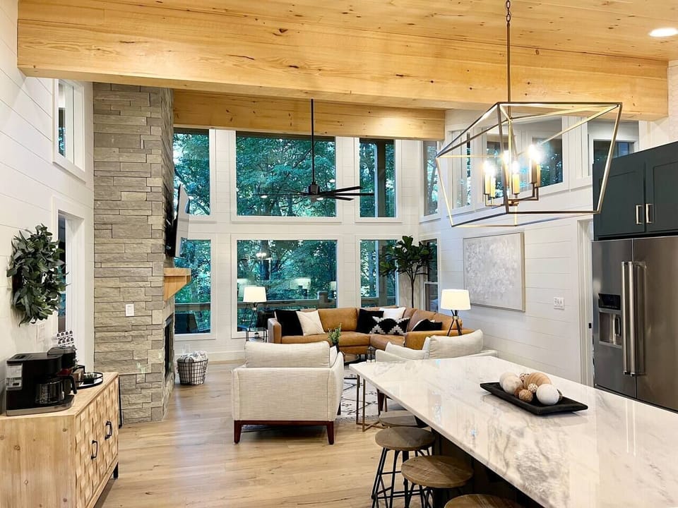 The large windows offer tons of natural light that washes the entire space making it feel even larger than it is!