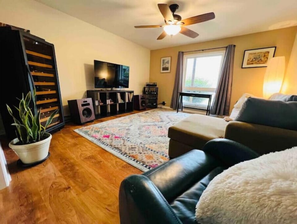 TV and a retro stereo are at your service