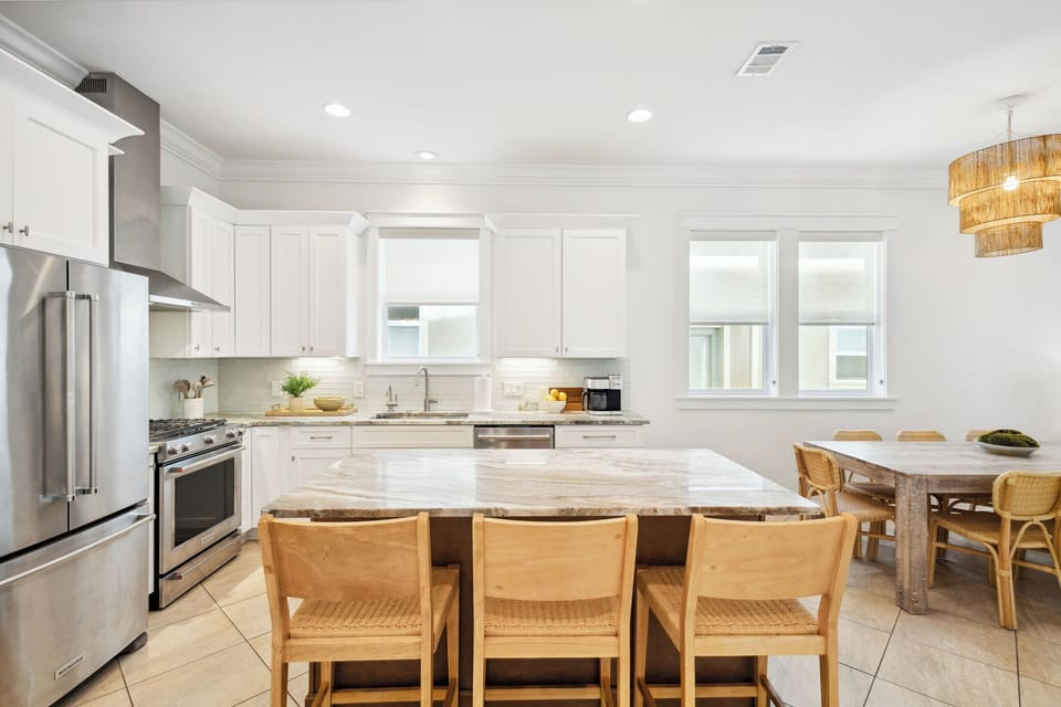Fully stocked kitchen!