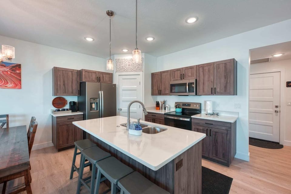 Enjoy breakfast, snacks, or casual meals at the kitchen island, which also offers plenty of prep space.