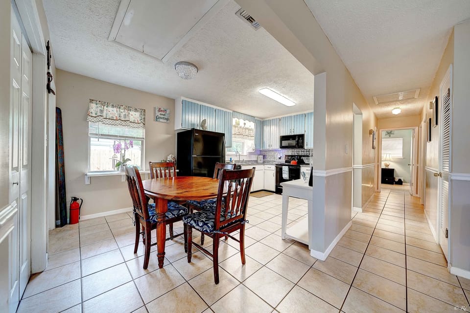 Kitchen w. breakfast set