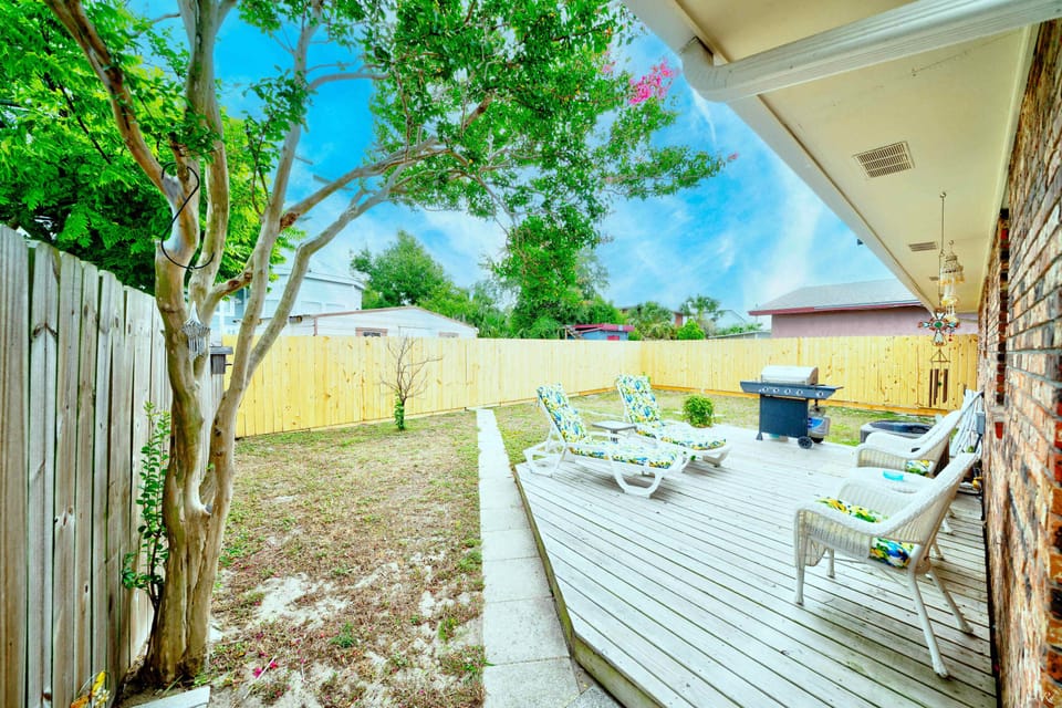 Backyard w. deck, seating, and grill