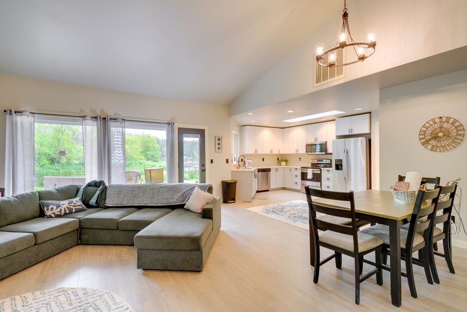 Dining Area | Dishware/Flatware
