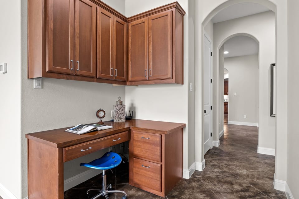 Take advantage of the thoughtfully provided desk, where you can comfortably attend to tasks or find inspiration for your creative pursuits.