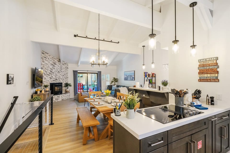 New (2023) renovations in a bright, airy space. Perfect for family gatherings.