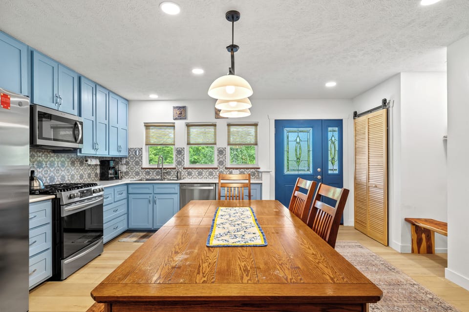 Lovely comfortable kitchen seats 10