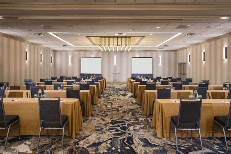 Plan standout conferences in a spacious, well-lit ballroom setting.