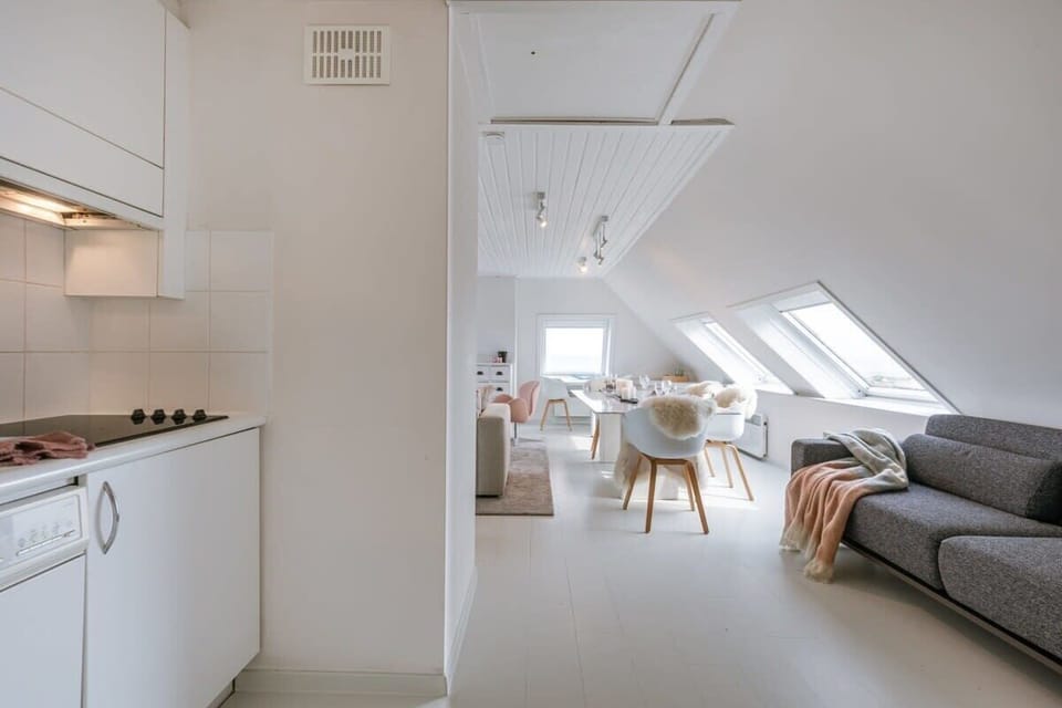 Light-filled living and sitting space