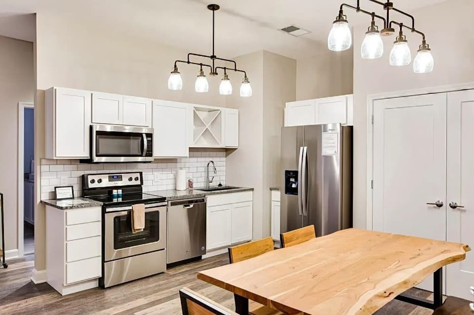 Modern Kitchen with Dining Area | Ideal for Entertaining