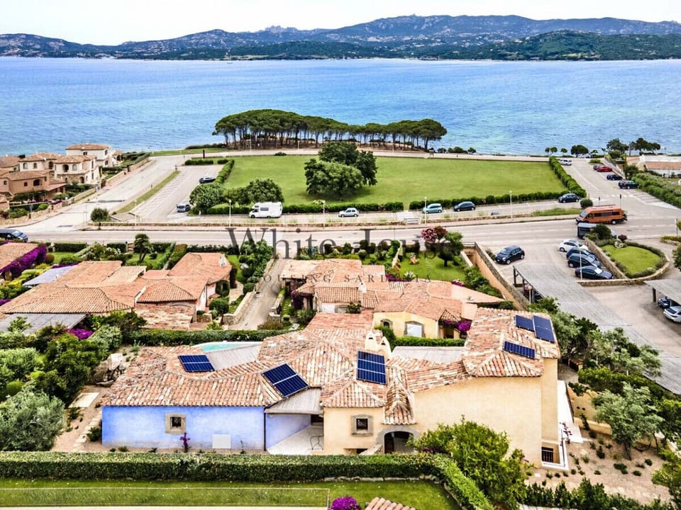 Areal view and proximity to the sea