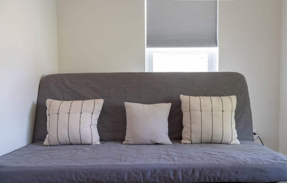 Full out sofa w/queen size mattress