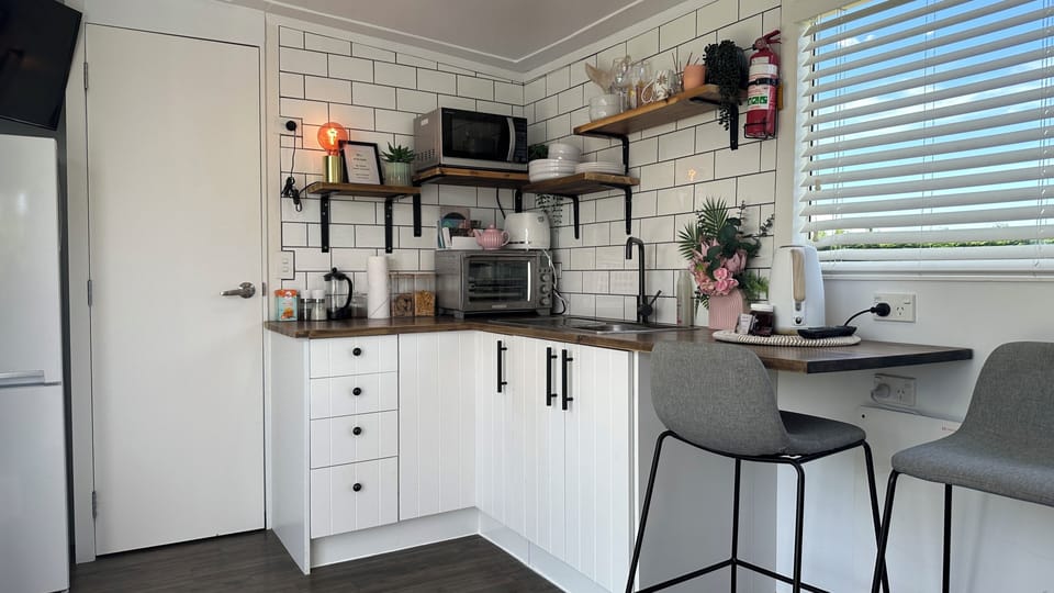 The kitchenette has a full fridge/freezer, hot plate and all the modcons