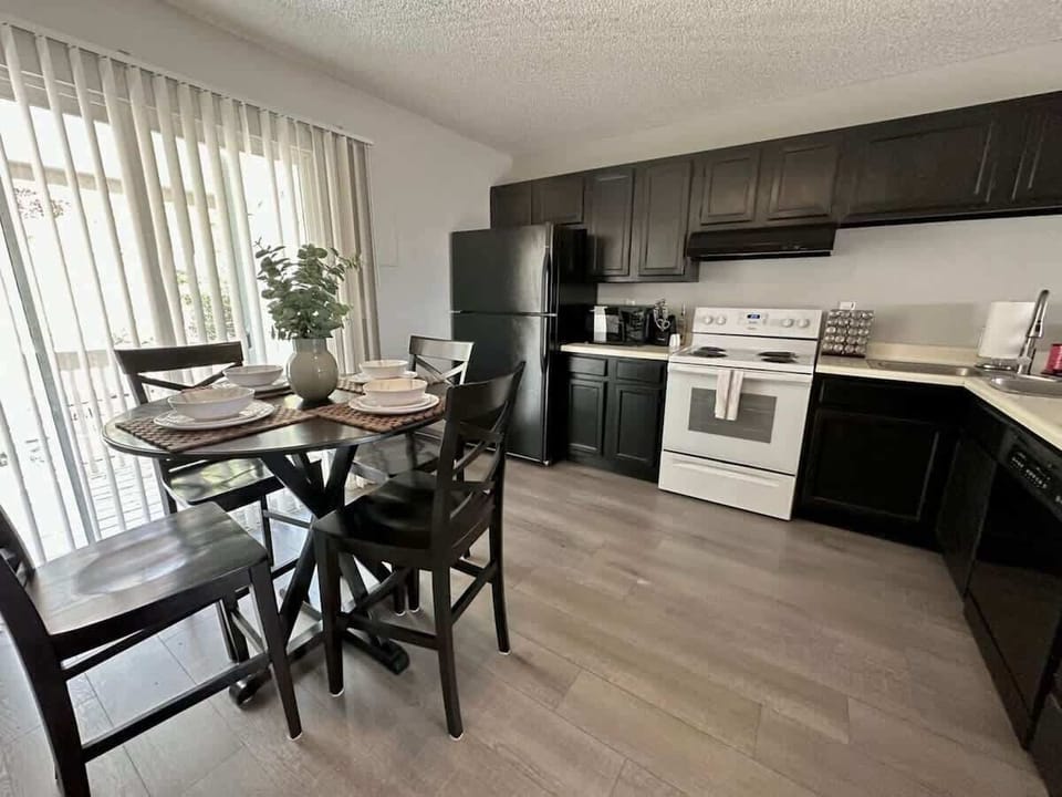 The open-concept design allows for seamless entertaining, while the stylish barstool seating adds a touch of elegance. Enjoy your morning coffee with the convenient coffee station,. 