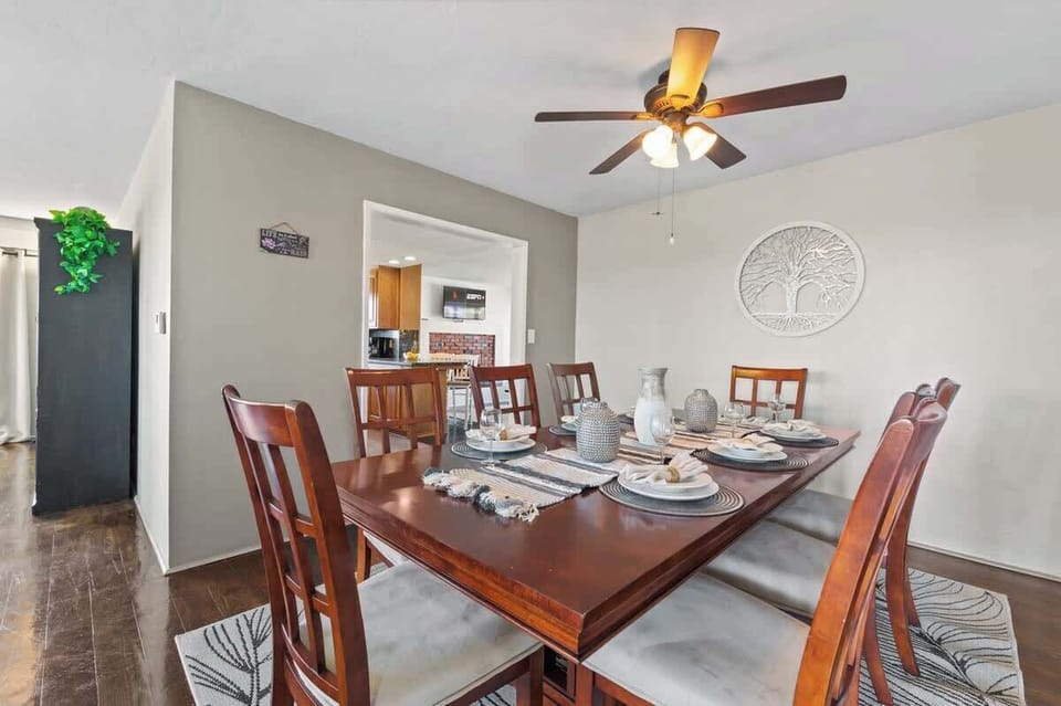 Dining room (AC, ceiling fan)