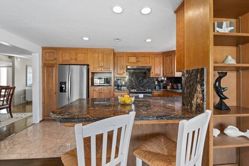 Fully equipped kitchen with seating