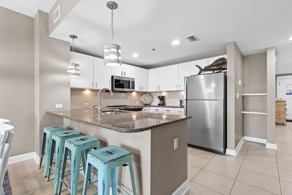 Kitchen with Breakfast Bar
