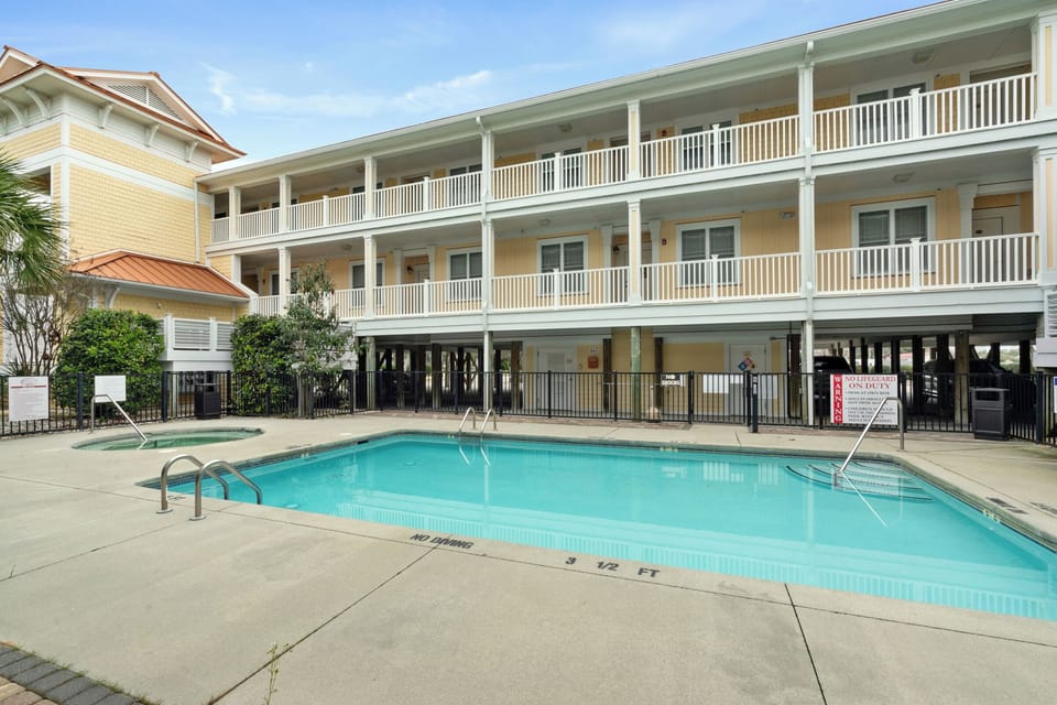 Community Pool / Hot Tub