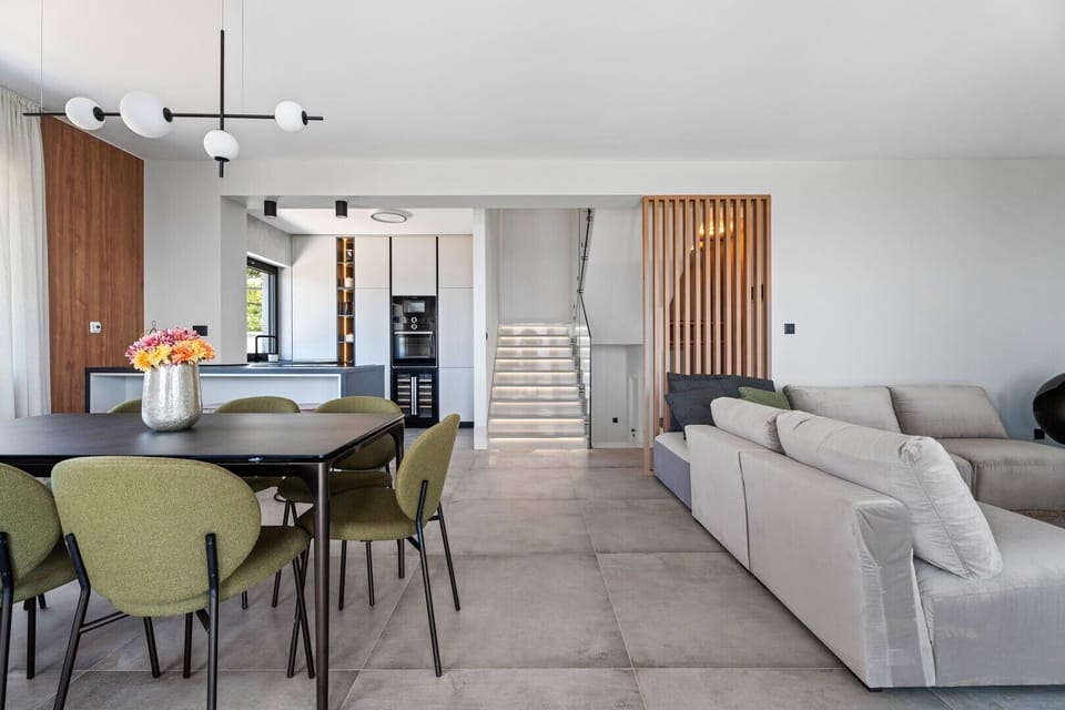  A fully equipped kitchen with a kitchen island and all the amenities you need for a comfortable stay