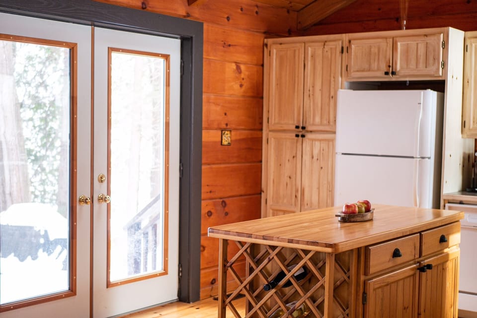 Kitchen looking lakeside