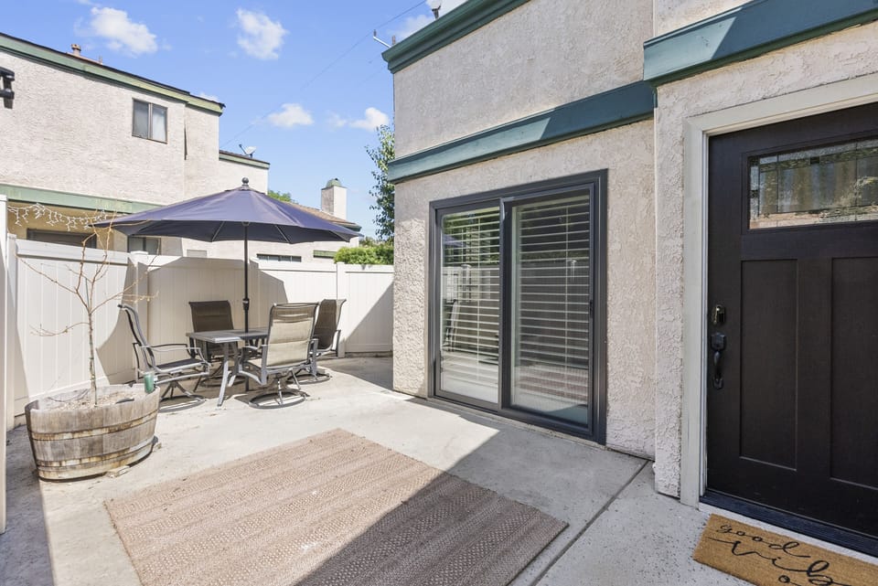 Private enclosed patio (entry to unit)