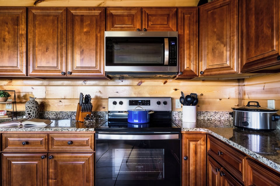 Fully equipped kithcen to make snacks and meals with family/friends