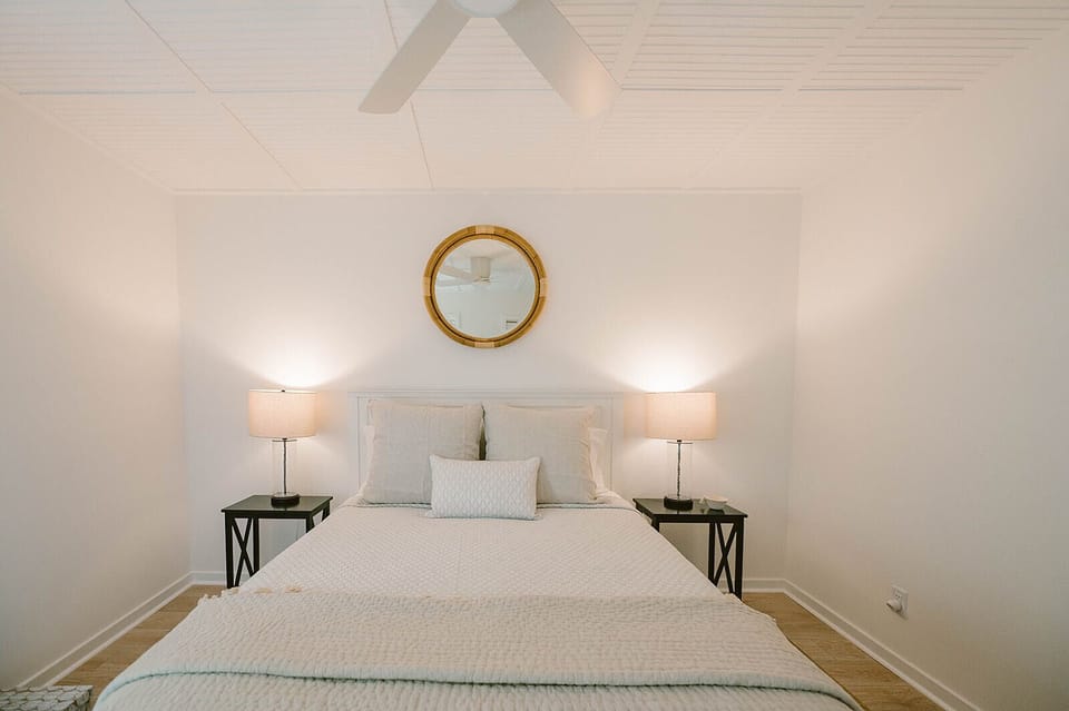 Downstairs Guest Bedroom Queen Bed with Luxury Bedding. All linens are provided.