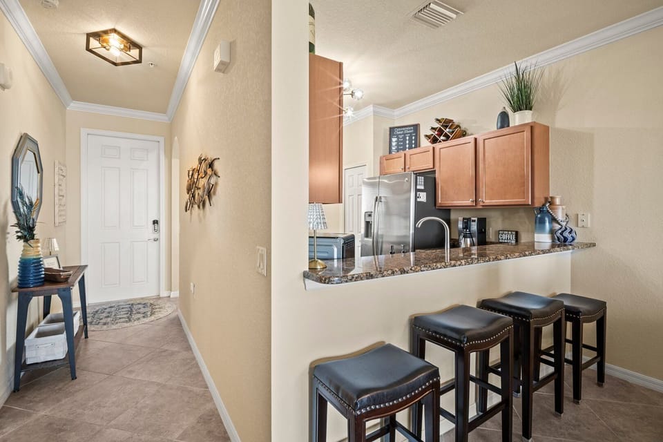 Entryway / Breakfast Bar Seating for 4