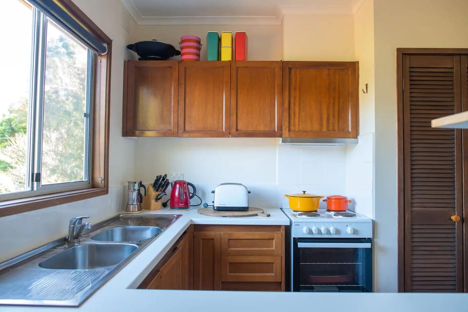 Fully equipped kitchen perfect for cooking up Sunday brekkie!!