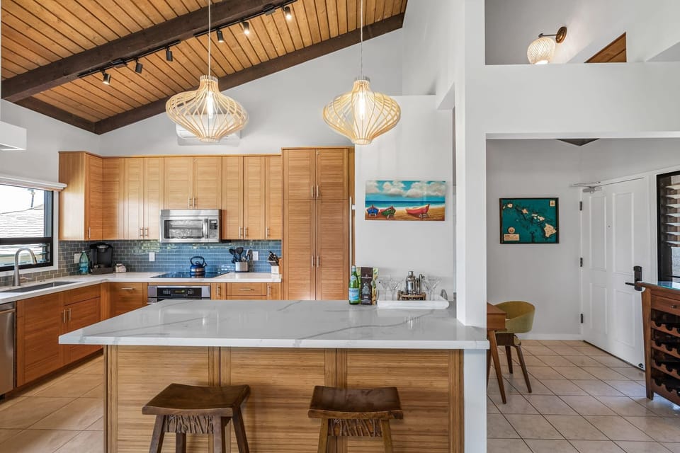 An immaculate marble counter for chatting and creative kitchen moments.
