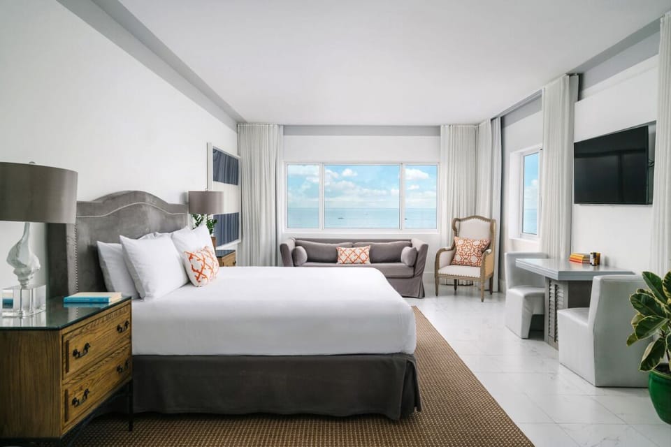 Unit with 1 King size bed. Exact unit will be assigned upon arrival. Views, colors and decor may vary.