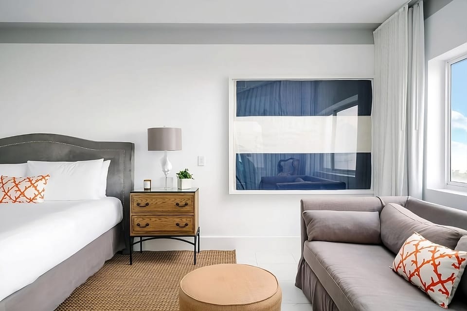 Unit with 1 King size bed. Exact unit will be assigned upon arrival. Views, colors and decor may vary.