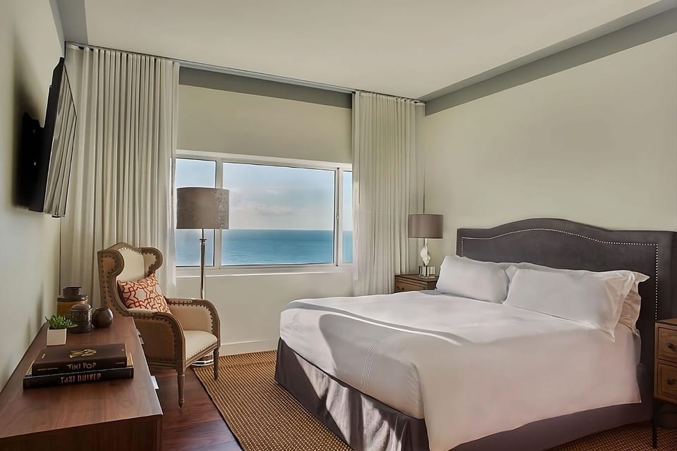 Unit with 1 King size bed. Exact unit will be assigned upon arrival. Views, colors and decor may vary.
