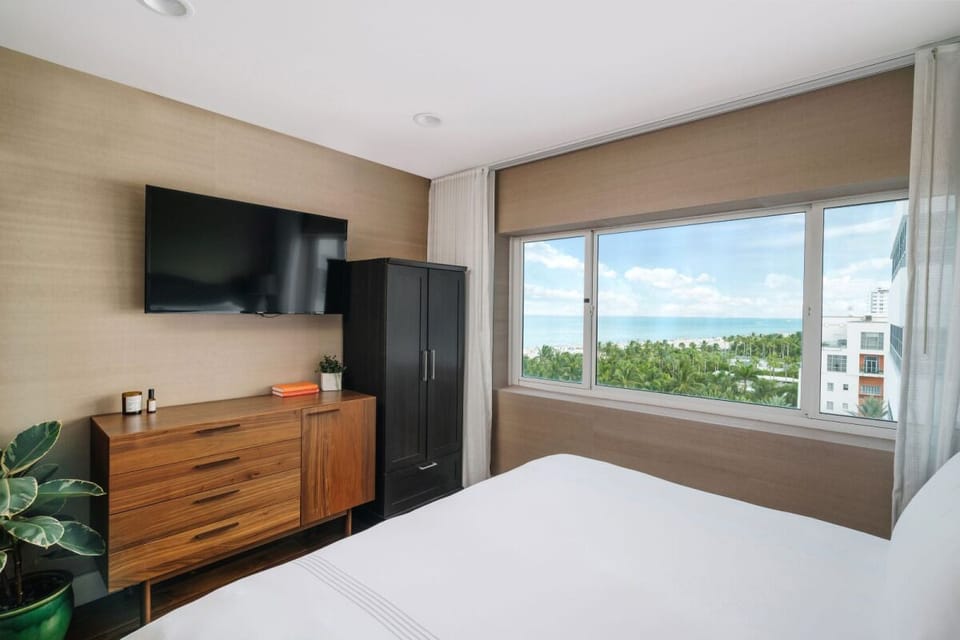 Unit with 1 Queen size bed. Exact unit will be assigned upon arrival. Views, colors and decor may vary.