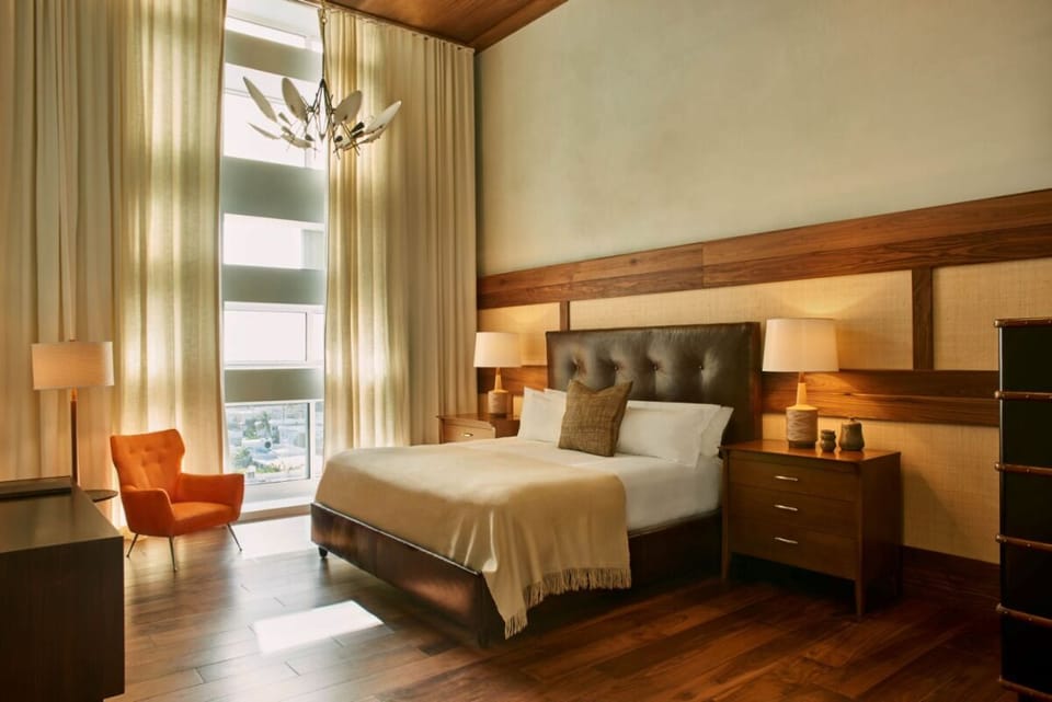 Unit with 1 King size bed. Exact unit will be assigned upon arrival. Views, colors and decor may vary.