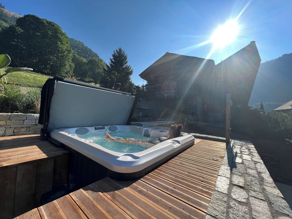 Outdoor spa tub