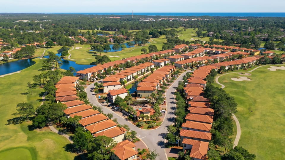 Villa Lago Community