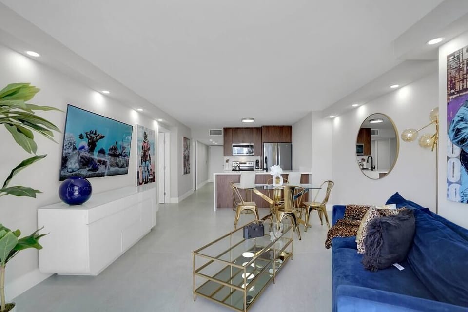 Living area, Roku streaming, dining area, fully equipped kitchen