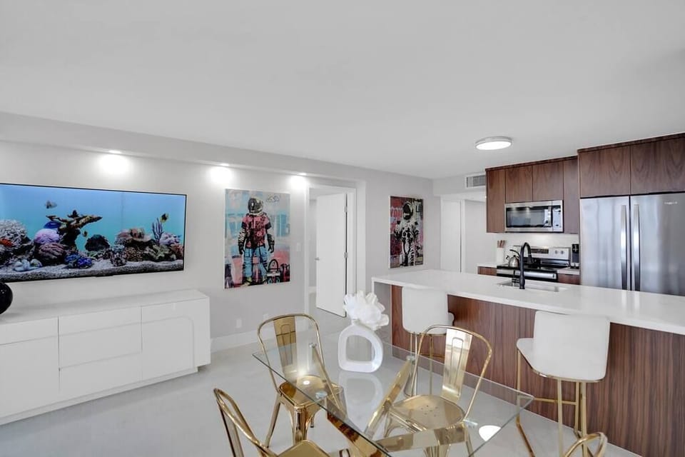 Dining area for 4, seating at kitchen counter for 2, fully equipped kitchen