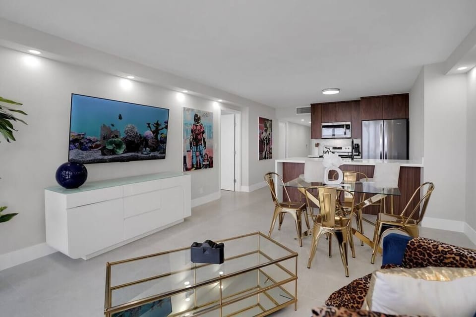 Dining area for 4, seating for 2 at kitchen counter, fully equipped kitchen