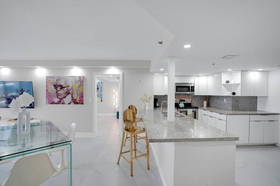 Dining area for 4, fully equipped kitchen with counter seating for 2, washer/dryer