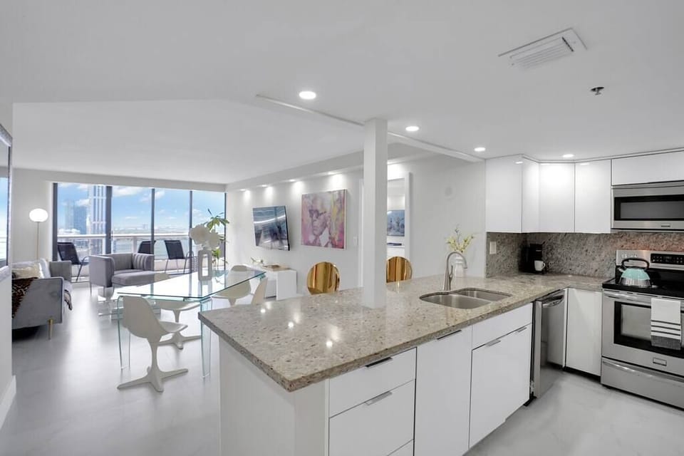 Fully equipped kitchen, washer/dryer, dining area