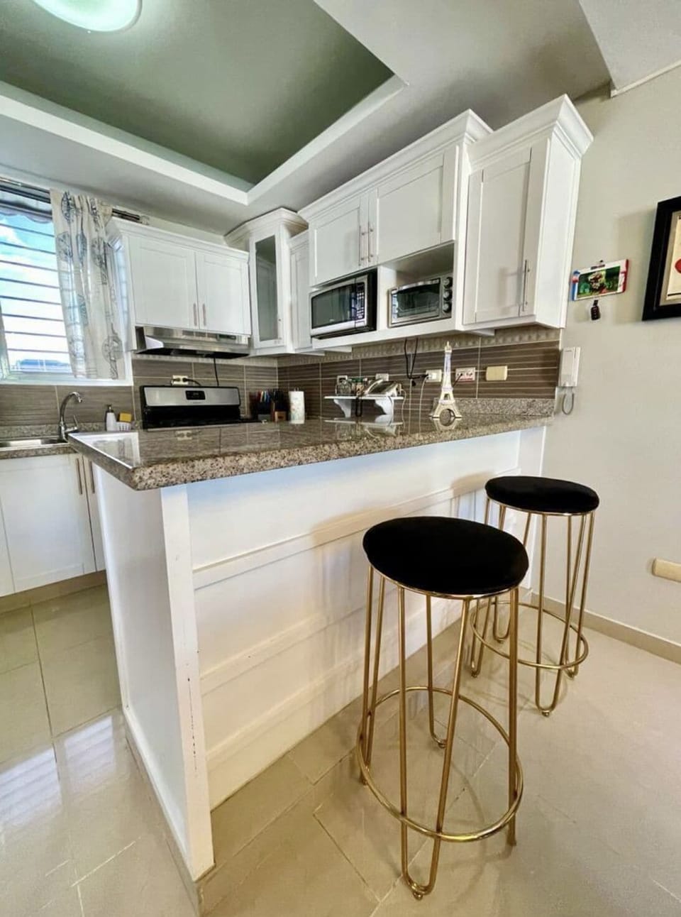 Fully equipped kitchen.