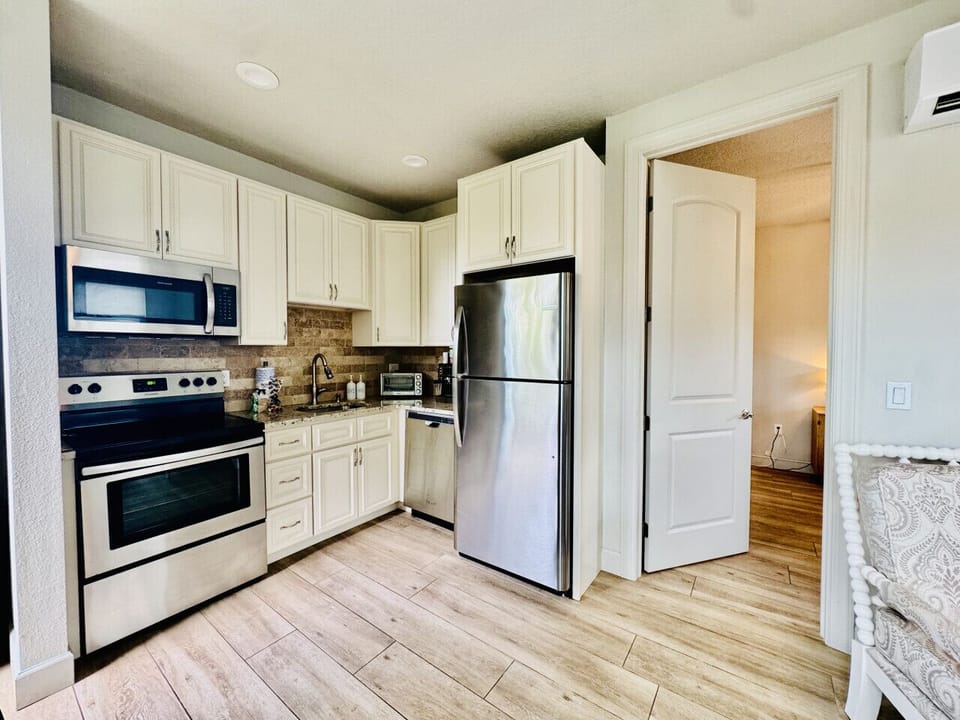 Kitchen with Full Size Appliances, Blender, Toaster Oven & Coffee Espresso Maker
