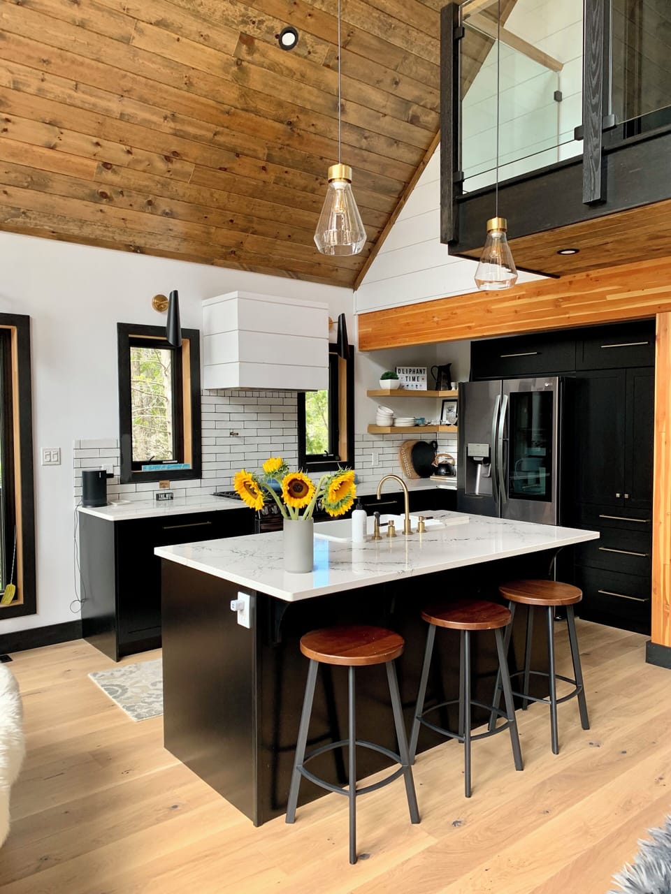Open style kitchen with 6’ Island featuring quartz countertops throughout.