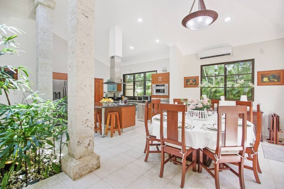 Villa Tortuga B54: dining area with indoor garden