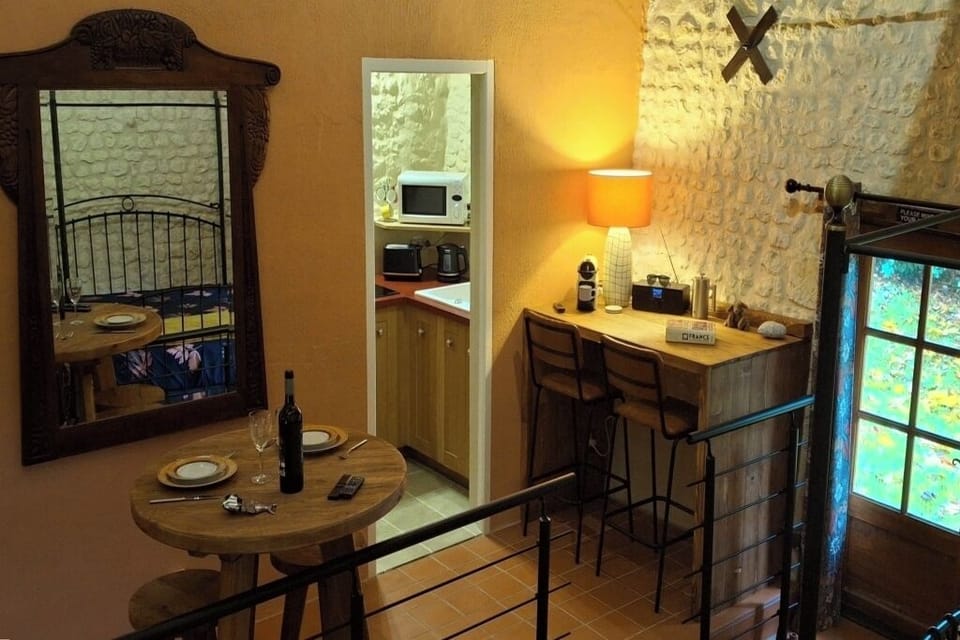 Kitchenette and breakfast bar