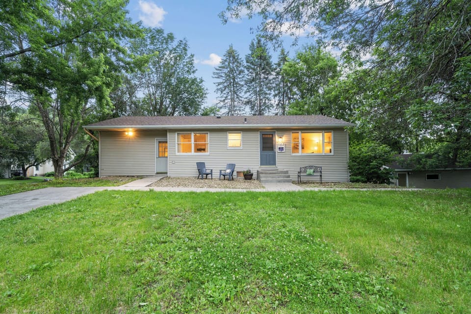 Enjoy this charming, quiet home for your visit to Stillwater. 