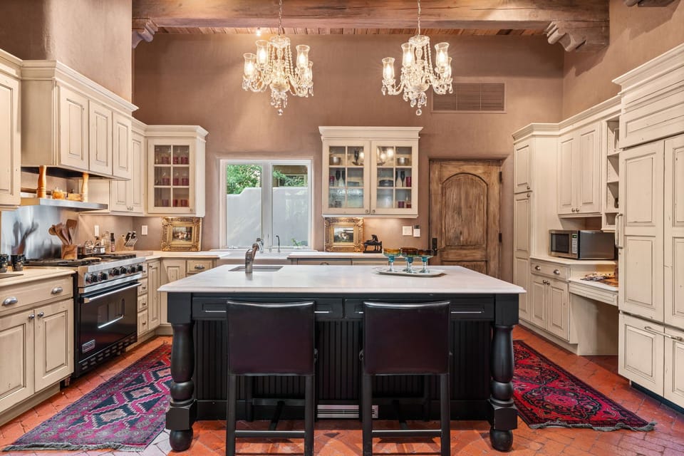 6557 - Fully Stocked Gourmet Kitchen
